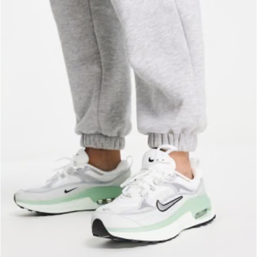 Nike Air Max Bliss sneakers in white and silver